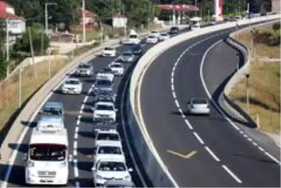 Bolu Dağı Tüneli'nden bayram tatili boyunca 621 bin 736 araç geçti Bolu Dağı Tüneli'nden bayram tatili boyunca 621 bin 736 araç geçti