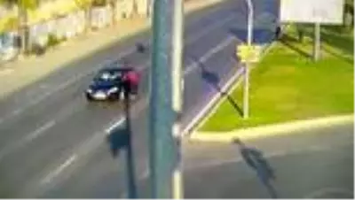 Cam silme bahanesiyle gasp girişiminde bulunan 3 kişi yakalandı Cam silme bahanesiyle gasp girişiminde bulunan 3 kişi yakalandı
