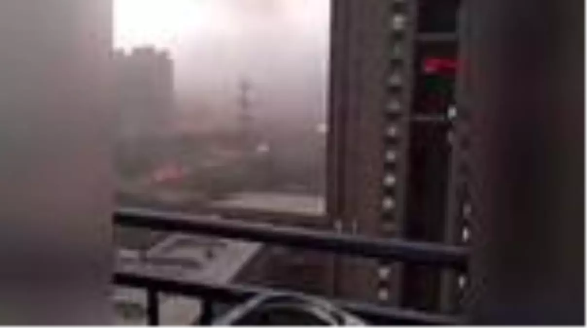 Çin'de gökdelene yıldırım düşme anı kamerada