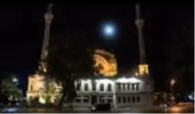 Son dakika haberleri: Dolunay mazarası istanbulluları büyüledi Son dakika haberleri: Dolunay mazarası istanbulluları büyüledi