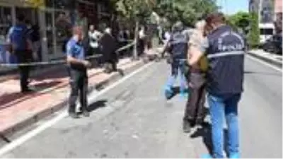Bir şahıs, husumetli olduğu kişiyi müşterilerin önünde gözünü kırpmadan öldürdü Bir şahıs, husumetli olduğu kişiyi müşterilerin önünde gözünü kırpmadan öldürdü