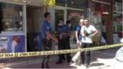 Bir şahıs, husumetli olduğu kişiyi müşterilerin önünde gözünü kırpmadan öldürdü Bir şahıs, husumetli olduğu kişiyi müşterilerin önünde gözünü kırpmadan öldürdü