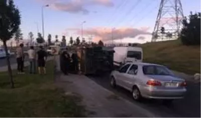 Esenlerde kargo minibüsü devrildi, sürücü kazayı hafif sıyrıklarla atlattı Esenlerde kargo minibüsü devrildi, sürücü kazayı hafif sıyrıklarla atlattı