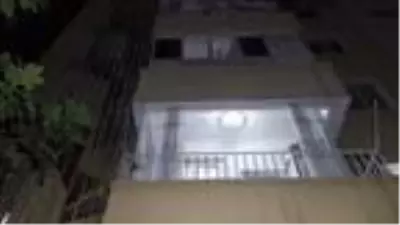 Ev sahibi ile balkonda göz göze gelen hırsız 2'inci kattan atladı Ev sahibi ile balkonda göz göze gelen hırsız 2'inci kattan atladı