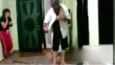 Görme engelli eşini, çocuklarının gözü önünde öldüresiye dövdü Görme engelli eşini, çocuklarının gözü önünde öldüresiye dövdü