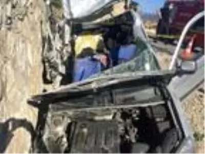 Son dakika haberi... Hafif ticari araç, istinat duvarına çarptı; sürücü yaralandı, eşi öldü Son dakika haberi... Hafif ticari araç, istinat duvarına çarptı; sürücü yaralandı, eşi öldü