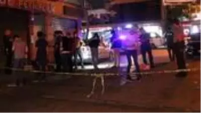 Sokak ortasında husumetlisini vurdu! Yetmedi araya giren 3 kişiyi de yaraladı Sokak ortasında husumetlisini vurdu! Yetmedi araya giren 3 kişiyi de yaraladı
