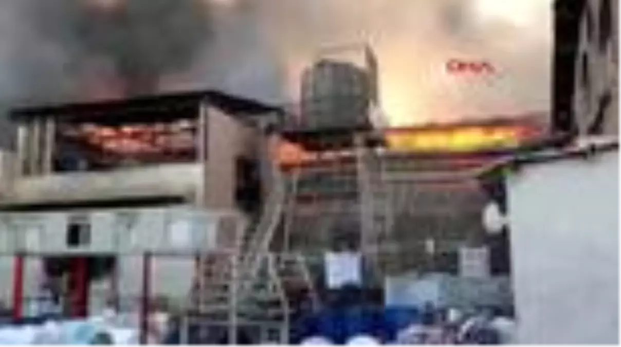 İran'da sanayi bölgesinde dev yangın