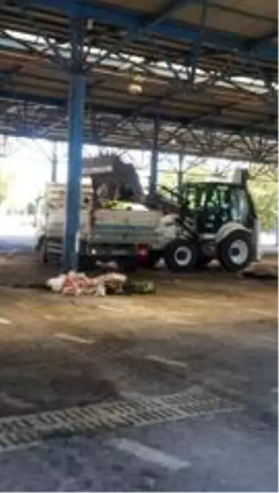İzmit'teki çöp konteynerleri bayram sonrası dezenfekte edildi İzmit'teki çöp konteynerleri bayram sonrası dezenfekte edildi