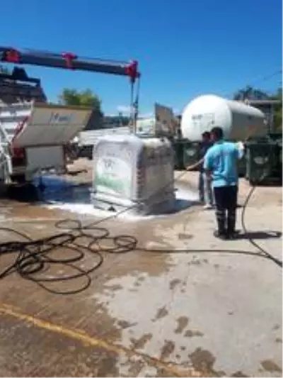 İzmit'teki çöp konteynerleri bayram sonrası dezenfekte edildi İzmit'teki çöp konteynerleri bayram sonrası dezenfekte edildi