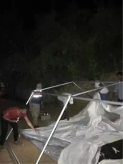 Jandarma deprem bölgesinde çadır kurdu Jandarma deprem bölgesinde çadır kurdu