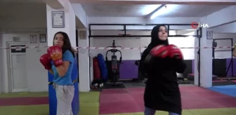 Kadınlar kendilerini savunabilmek için yakın dövüş eğitimi alıyor
