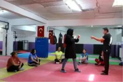Kadınlar kendilerini savunabilmek için yakın dövüş eğitimi alıyor Kadınlar kendilerini savunabilmek için yakın dövüş eğitimi alıyor