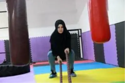 Kadınlar kendilerini savunabilmek için yakın dövüş eğitimi alıyor Kadınlar kendilerini savunabilmek için yakın dövüş eğitimi alıyor
