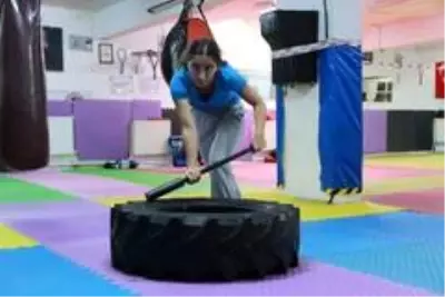 Kadınlar kendilerini savunabilmek için yakın dövüş eğitimi alıyor Kadınlar kendilerini savunabilmek için yakın dövüş eğitimi alıyor