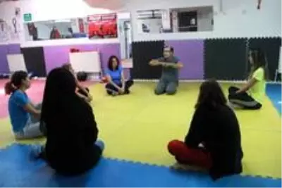 Kadınlar kendilerini savunabilmek için yakın dövüş eğitimi alıyor Kadınlar kendilerini savunabilmek için yakın dövüş eğitimi alıyor