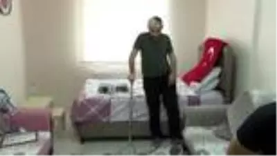 Kafatasının yarısını, gözlerini kaybetse de vatan ve bayrak aşkını hiç kaybetmedi Kafatasının yarısını, gözlerini kaybetse de vatan ve bayrak aşkını hiç kaybetmedi