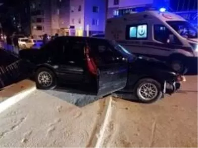 Kamyonet ile otomobil çarpıştı; 2 yaralı Kamyonet ile otomobil çarpıştı; 2 yaralı