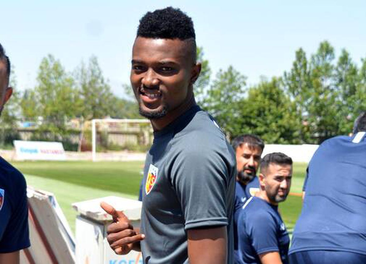 Kasımpaşa, 3 büyüklerin peşine düştüğü Bernard Mensah ile anlaşma sağladı