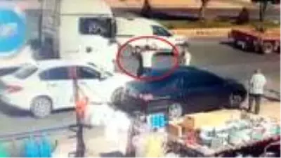 Kaza sonrası tanker sürücüsünün tekme-tokat dövülme anı güvenlik kamerasında Kaza sonrası tanker sürücüsünün tekme-tokat dövülme anı güvenlik kamerasında