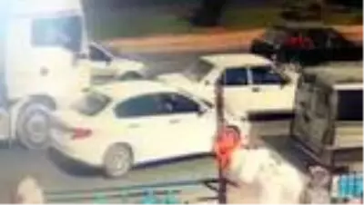 Kaza sonrası tanker sürücüsünün tekme-tokat dövülme anı güvenlik kamerasında Kaza sonrası tanker sürücüsünün tekme-tokat dövülme anı güvenlik kamerasında