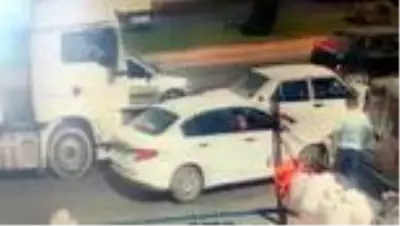 Kaza sonrası tanker sürücüsünün tekme-tokat dövülme anı güvenlik kamerasında Kaza sonrası tanker sürücüsünün tekme-tokat dövülme anı güvenlik kamerasında