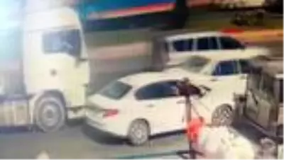 Kaza sonrası tanker sürücüsünün tekme-tokat dövülme anı güvenlik kamerasında Kaza sonrası tanker sürücüsünün tekme-tokat dövülme anı güvenlik kamerasında