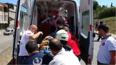 Kazada askıda kalan otomobilde can pazarı Kazada askıda kalan otomobilde can pazarı