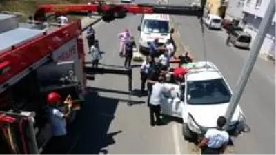 Kazada askıda kalan otomobilde can pazarı Kazada askıda kalan otomobilde can pazarı