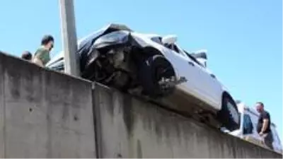 Kazada askıda kalan otomobilde can pazarı Kazada askıda kalan otomobilde can pazarı