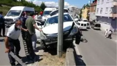 Kazada askıda kalan otomobilde can pazarı Kazada askıda kalan otomobilde can pazarı