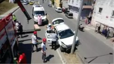 Kazada askıda kalan otomobilde can pazarı Kazada askıda kalan otomobilde can pazarı
