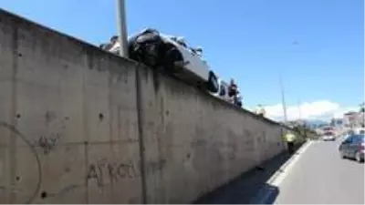 Kazada askıda kalan otomobilde can pazarı Kazada askıda kalan otomobilde can pazarı