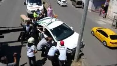 Kazada askıda kalan otomobilde can pazarı Kazada askıda kalan otomobilde can pazarı