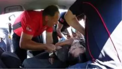 Kazada askıda kalan otomobilde can pazarı Kazada askıda kalan otomobilde can pazarı