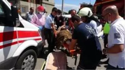 Kazada askıda kalan otomobilde can pazarı Kazada askıda kalan otomobilde can pazarı