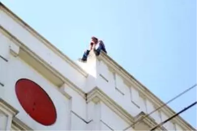 Kızını göremeyince çatıya çıkarak intihar girişiminde bulundu Kızını göremeyince çatıya çıkarak intihar girişiminde bulundu