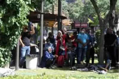 Kızını göremeyince çatıya çıkarak intihar girişiminde bulundu Kızını göremeyince çatıya çıkarak intihar girişiminde bulundu