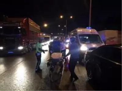 Kontrolsüz şerit değişikliği kazaya neden oldu: 2 yaralı Kontrolsüz şerit değişikliği kazaya neden oldu: 2 yaralı