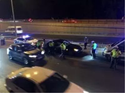 Kontrolsüz şerit değişikliği kazaya neden oldu: 2 yaralı Kontrolsüz şerit değişikliği kazaya neden oldu: 2 yaralı