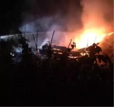 Köyde önce bahçeler tahrip edildi, sonra odunluk ateşe verildi Köyde önce bahçeler tahrip edildi, sonra odunluk ateşe verildi