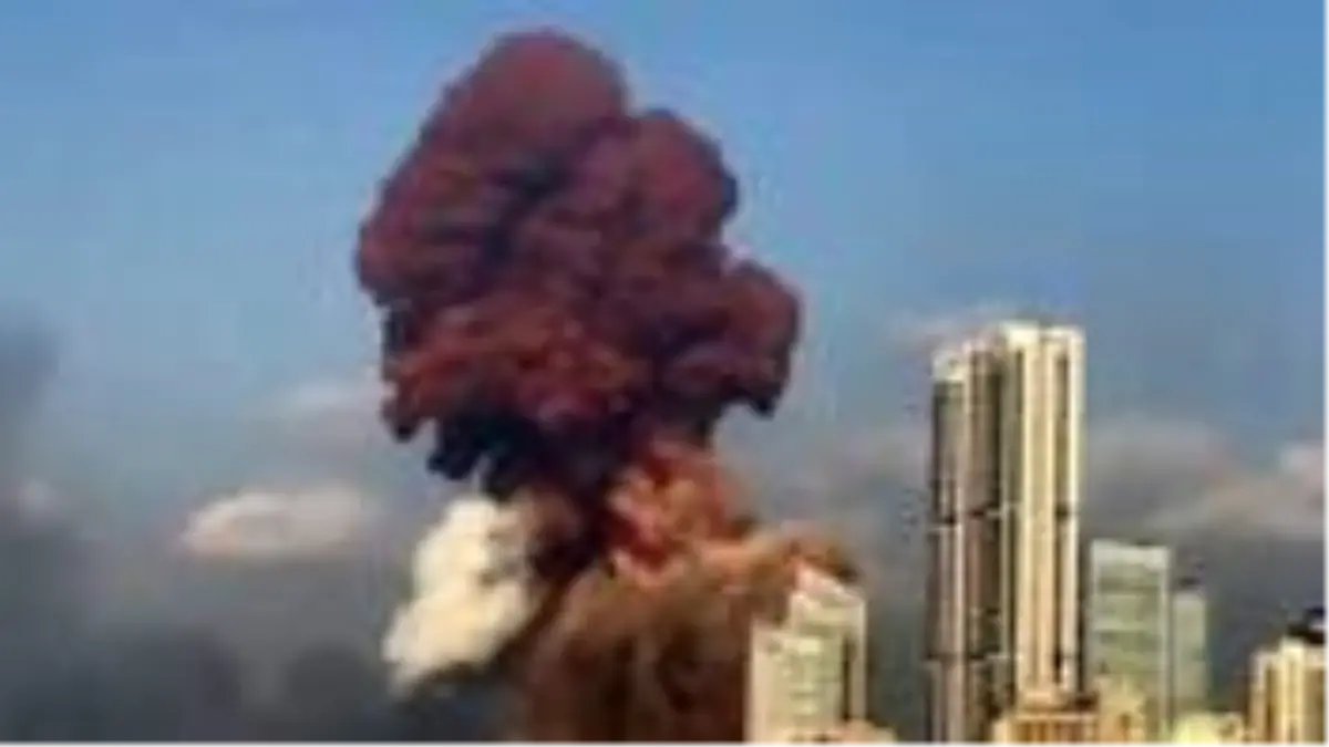 Lübnan'daki patlama anı denizden de görüntülendi