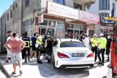 Lüks otomobil eczaneye daldı Lüks otomobil eczaneye daldı