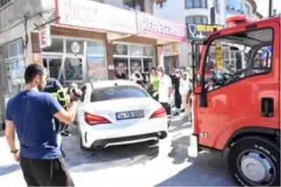 Lüks otomobil eczaneye daldı Lüks otomobil eczaneye daldı