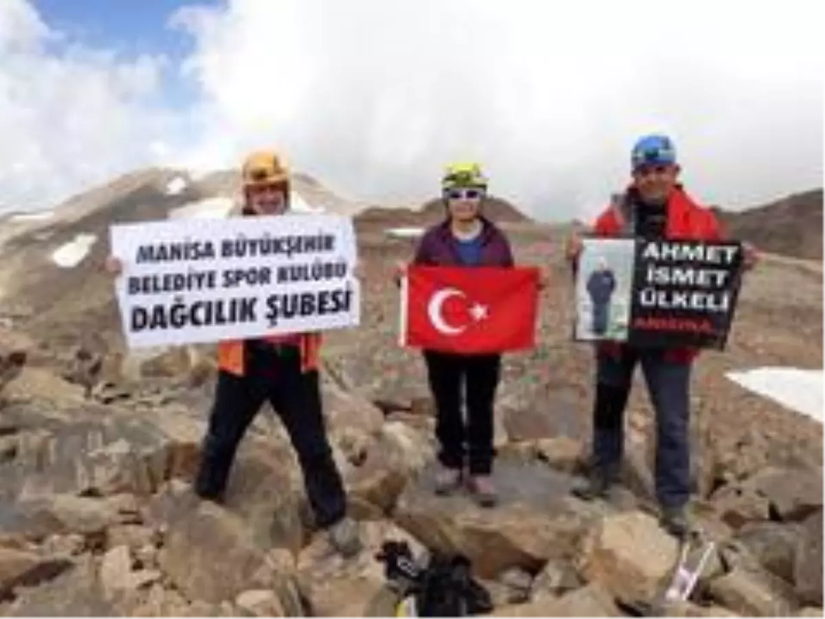 Manisalı dağcılar Süphan Dağının zirvesinde bayramı kutladı