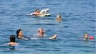 Marmaris'te bayram tatilini uzatanlar plajları doldurdu Marmaris'te bayram tatilini uzatanlar plajları doldurdu