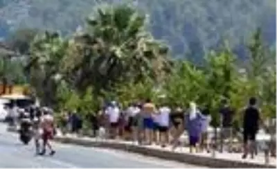 Marmaris'te bayram tatilini uzatanlar plajları doldurdu Marmaris'te bayram tatilini uzatanlar plajları doldurdu