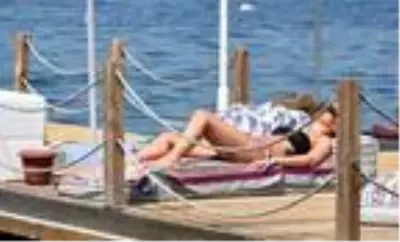 Marmaris'te bayram tatilini uzatanlar plajları doldurdu Marmaris'te bayram tatilini uzatanlar plajları doldurdu
