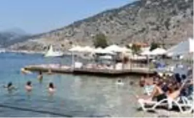 Marmaris'te bayram tatilini uzatanlar plajları doldurdu Marmaris'te bayram tatilini uzatanlar plajları doldurdu