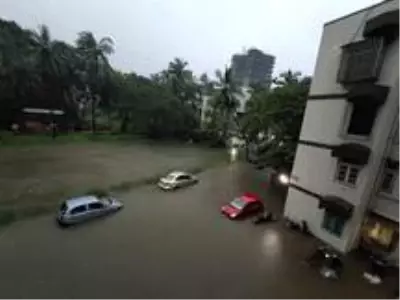 Mumbai'de şiddetli yağış sokakları göle çevirdi Mumbai'de şiddetli yağış sokakları göle çevirdi